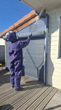Technicien ZAPEM en combinaison lors d'un traitement extérieur